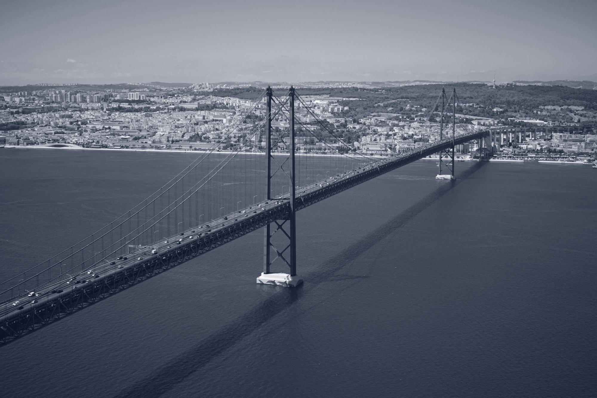 Vista aérea da ponte 25 de Abril sobre o Tejo, em Lisboa