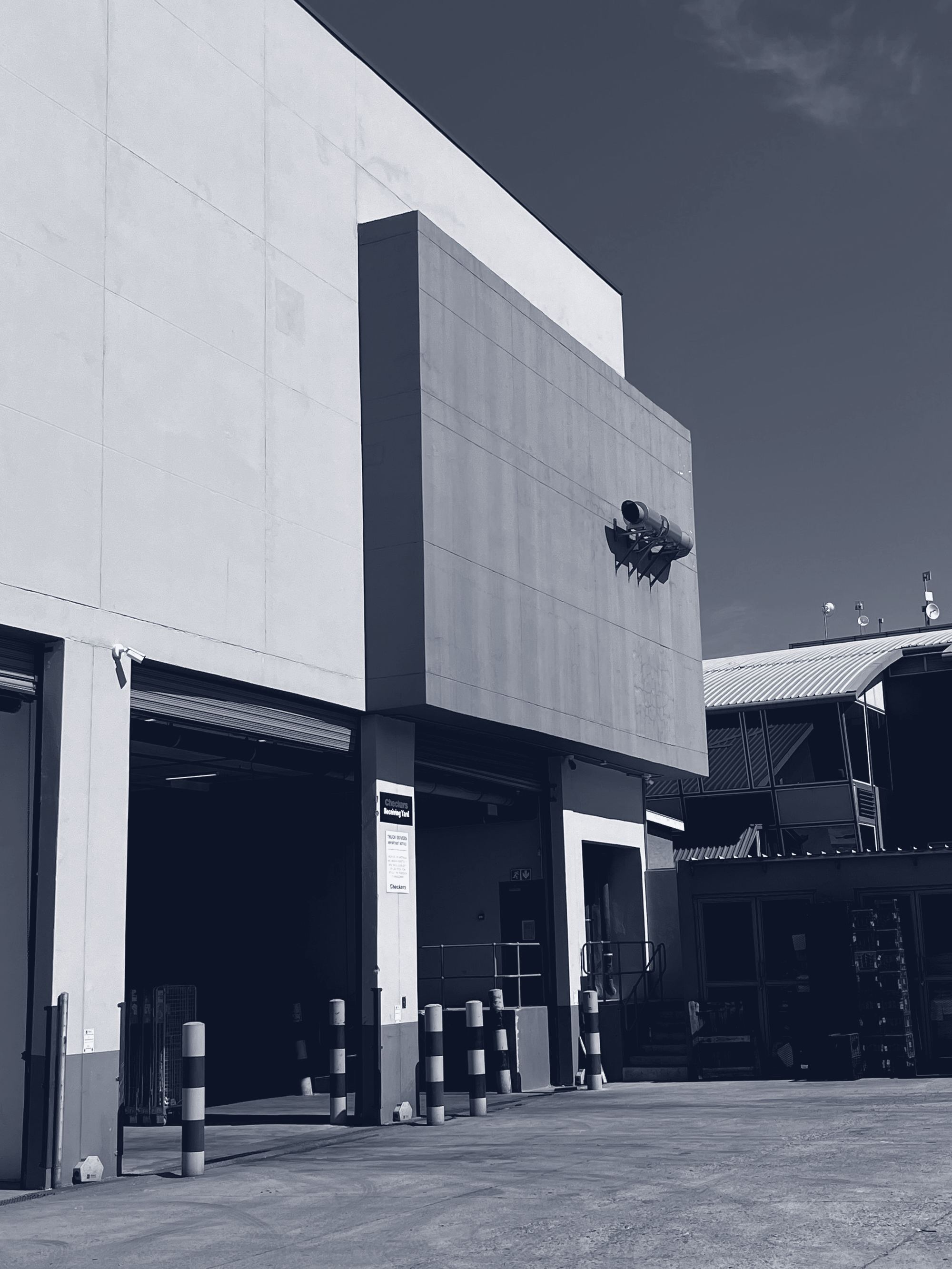 Cais de carga de um edifício logístico moderno