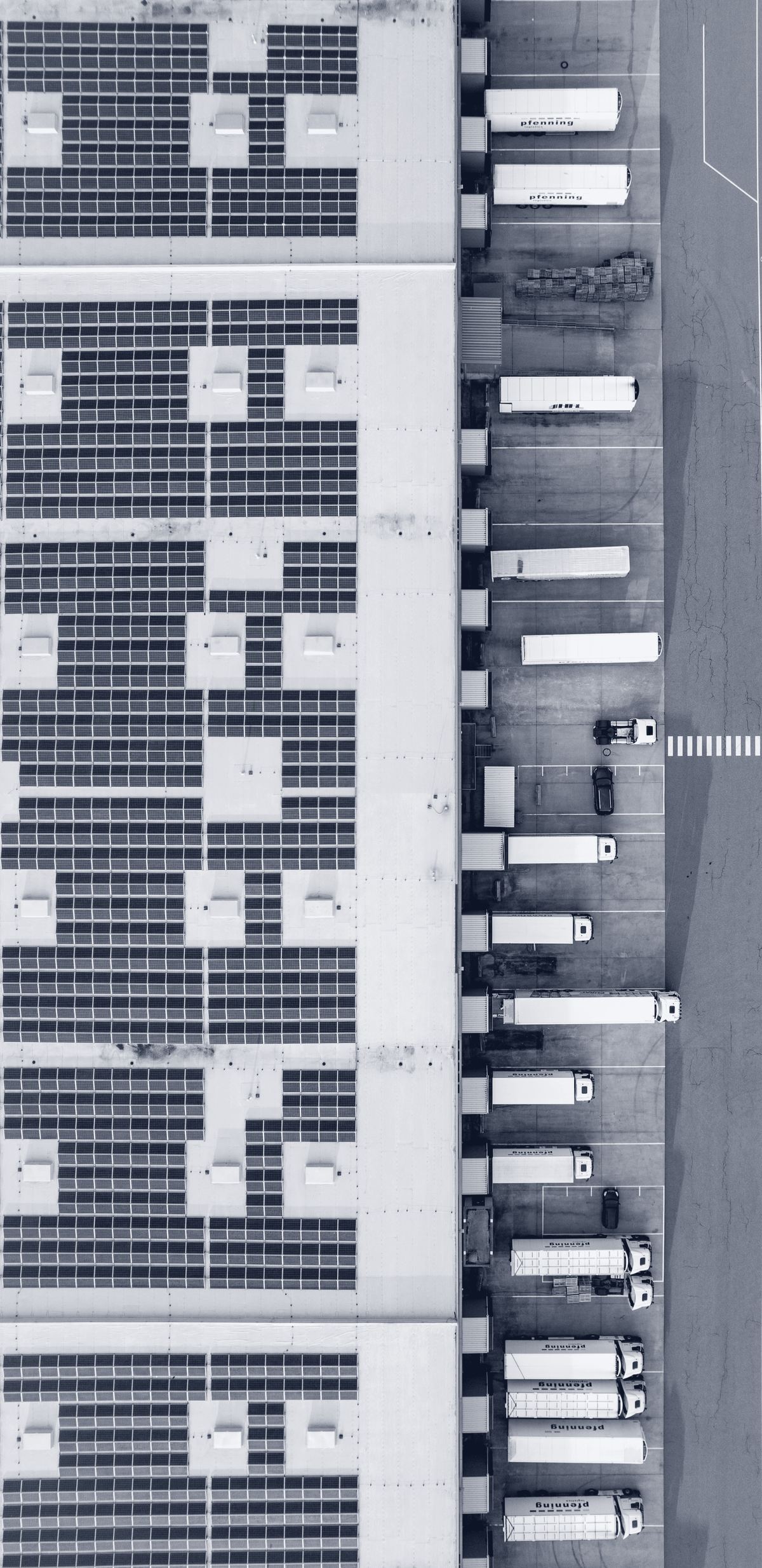 Vista aérea de uma cobertura logística com painéis solares