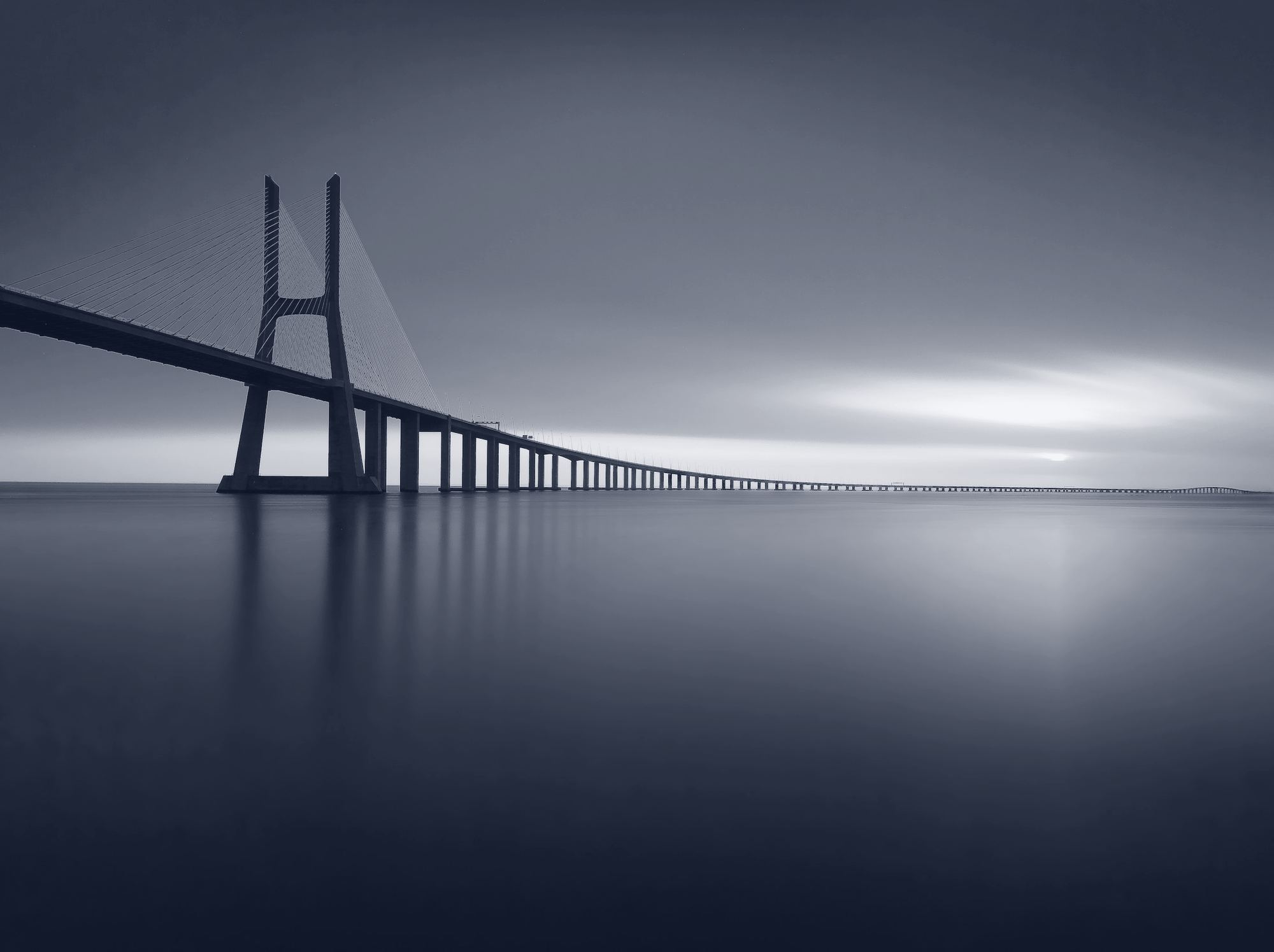 A ponte Vasco da Gama sobre o Tejo ao entardecer